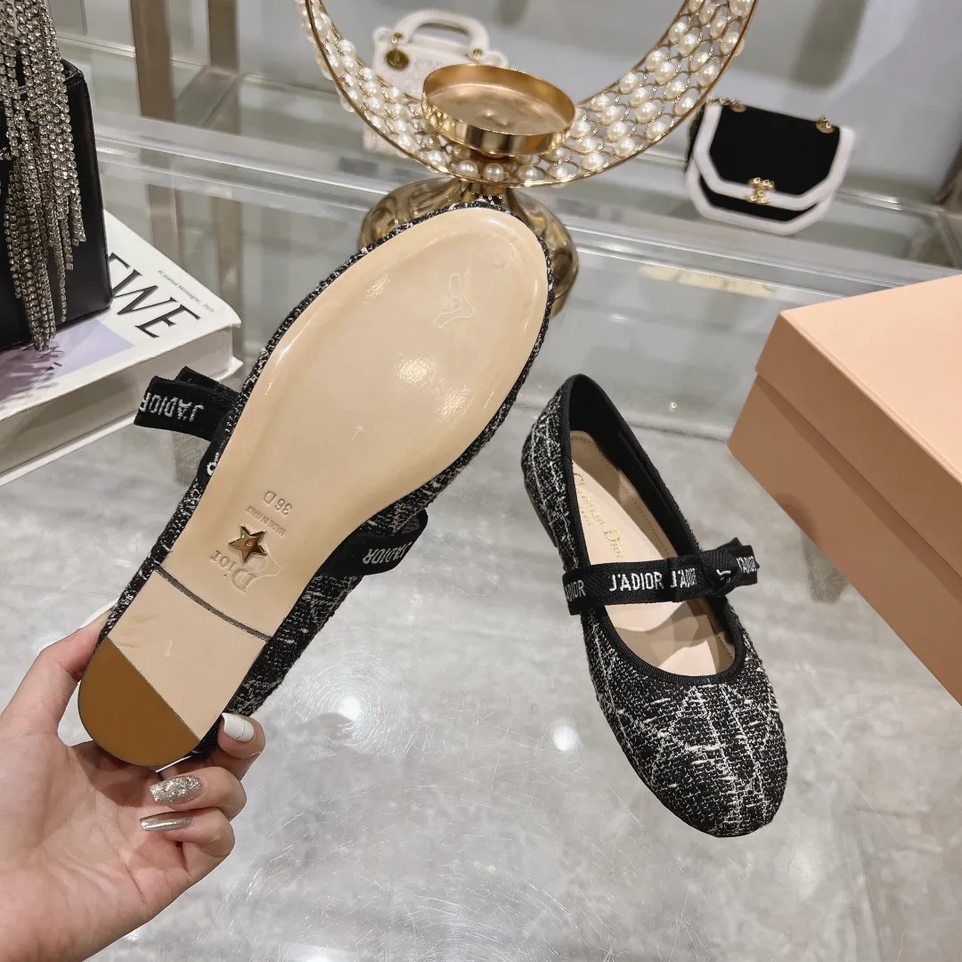 👟👟Ex-factory price 520👟👟 "Exclusive top version" Dior*Dior ✅2024vs spring and summer new series... [Round toe single shoes with small pearls] Original purchase and development! The last details of this shoe are perfectly restored 💐 The upper is made of special material and the inner padding is made of delicate lambskin. You can see the quality by looking at the details in real photos. It is a versatile style for little ladies and a lady. It is a stunning shoe at first glance... I love it. The genuine leather outsole imported from Italy has a five-pointed star logo! 35-39 (34.40 customization is non-refundable) Packaging: Original full set of packaging ☀The color official website is updated simultaneously